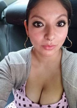 Gordita tetona estrena su vibrador con su conchita peludita 3