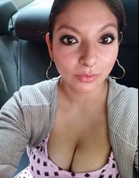 Gordita tetona estrena su vibrador con su conchita peludita 10