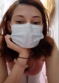Peliroja pela las tetis y hace travesuras en el baño 15