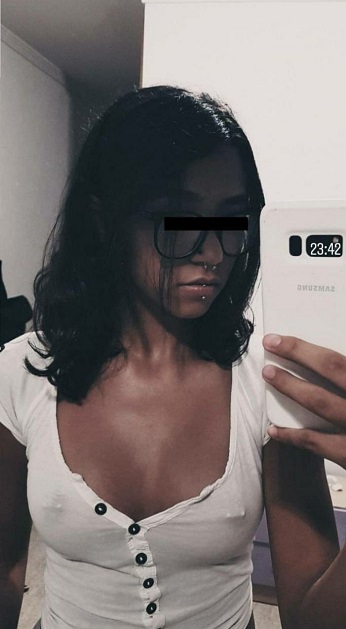 Morenita tetona las muestra en vivo para sus fans 10