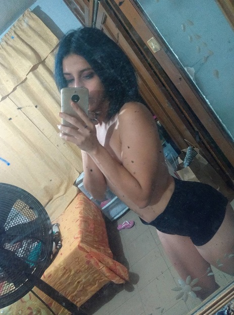 Putita de facebook es cogida en cuatro patas 10