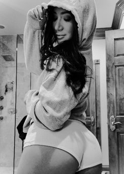 Morenita culona se graba gozando rico mientras juega con su dildo 6