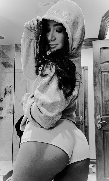 Morenita culona se graba gozando rico mientras juega con su dildo 10