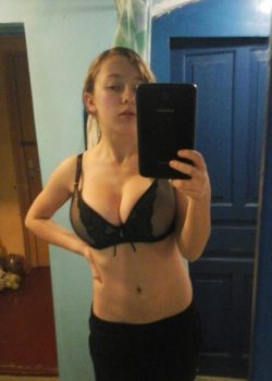 Peliroja tetona se graba turbandose en el baño 19
