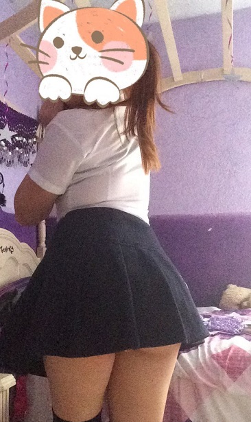 Colegiala XXX muestra el culazo y se graba moviendolo 10