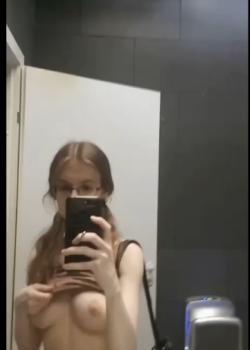 Rubia tetona se turba en baño publico 21