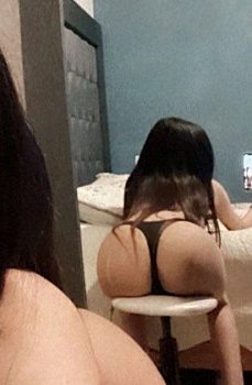 Culona es cogida a cuatro patas 13