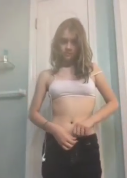 Flaquita de ricas tetis se desnuda 4