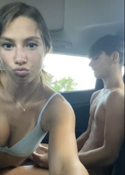 Parejita cogiendo con su flaco en el auto 12