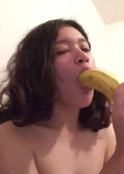 Morrita se turba con un bananda la conchita 9