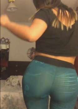 Culona es cogida a cuatro patas 11