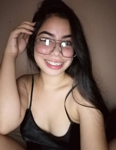 Morrita de lentes es cogida en cuatro 10