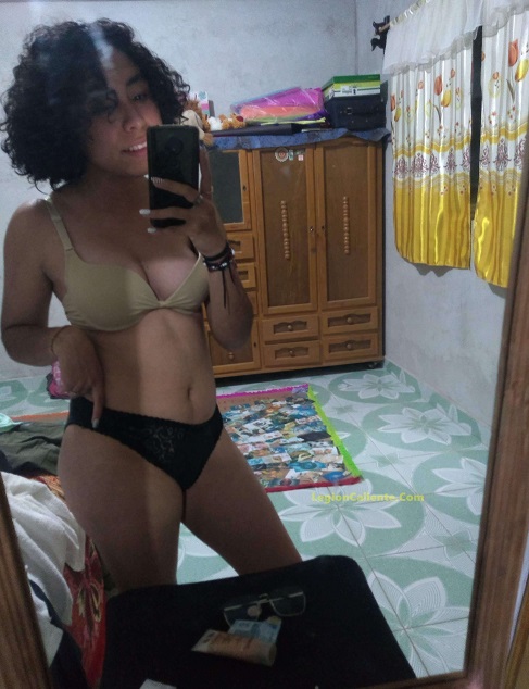 Siempre me muestra su ropa interior antes de salir a clases 10