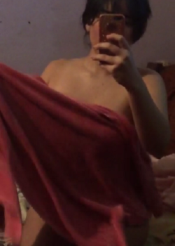 Jovencita luego de ducharse se manosea las tetas para el grupo 20