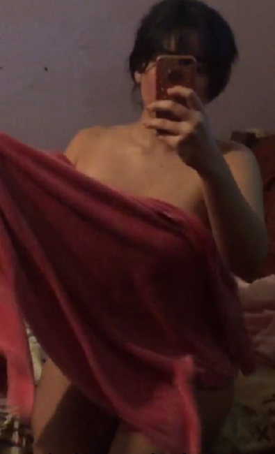 Jovencita luego de ducharse se manosea las tetas para el grupo 10