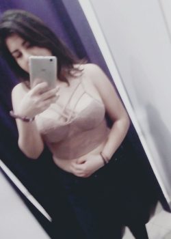 Tetona se desnuda en cambiador y se manosea las tetasas 12
