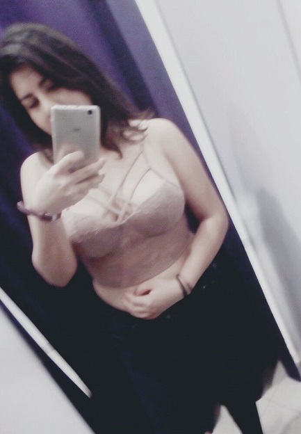 Tetona se desnuda en cambiador y se manosea las tetasas 10