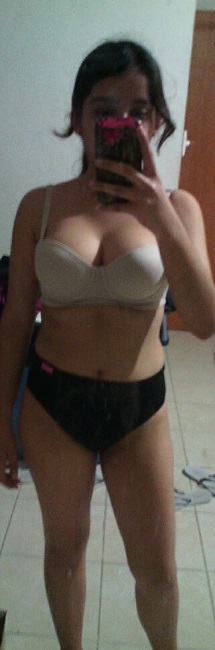 Morenita tetona manda videos y nudes a su flaco 10