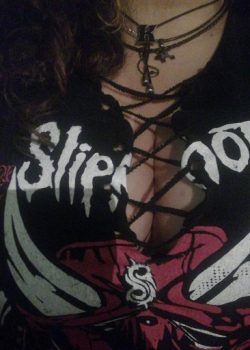 Que ricas tetas tiene esta metalera 21