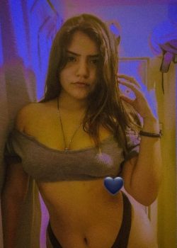 Modelito es fitltrada haciendo una rica mamada 1