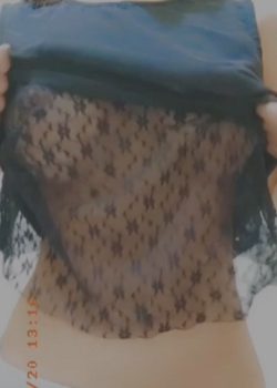 Flaca tetona nos las muestra junto a su conchita sabrosa 11