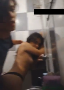 Me cogi a la mejor amiga de mi hermana en el baño 13