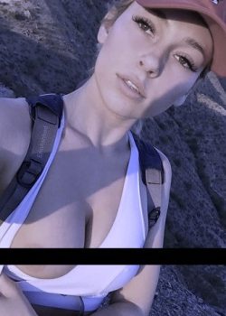 Se paga los viajes motrando las tetas y la conchita apretadita 1