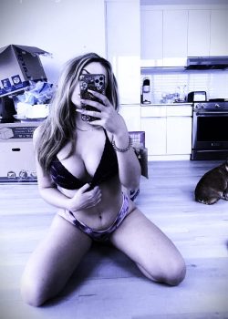 Rubia tetona pagara su casa nueva con nudes y videos 6