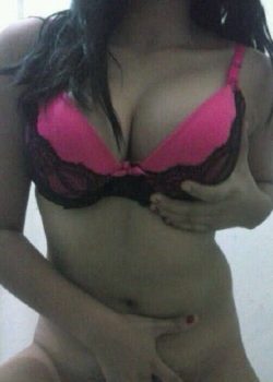 Morenita tetona se turba para la banda 10