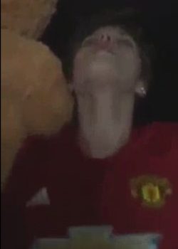 Perdio apuesta esta futbolera y fue cogida 11