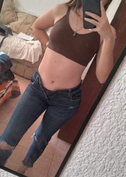 Flaquita se desnuda y turba en la ducha 20