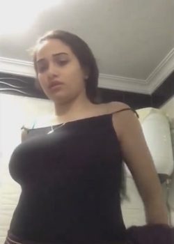 Morrita se desnuda y manosea las tetasas 18