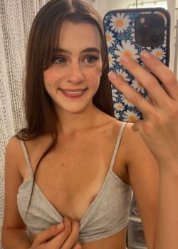 Pack de nudes de recien egresada mostrandose toda 1