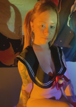 Peliroja tetona se graba jugando con su dildo 19