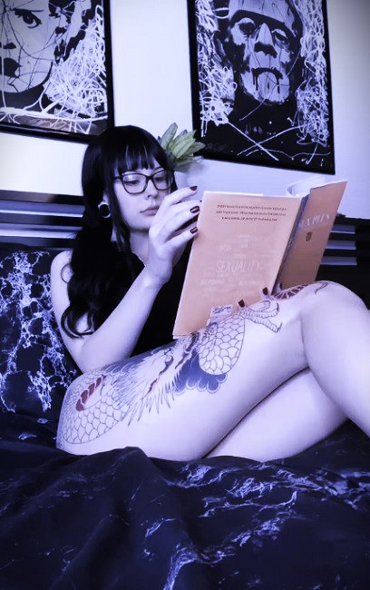 Se aburre de leer y se desnuda para el grupo 10