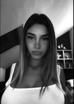 Jovencita tetona se graba jugando con su vibrador 20